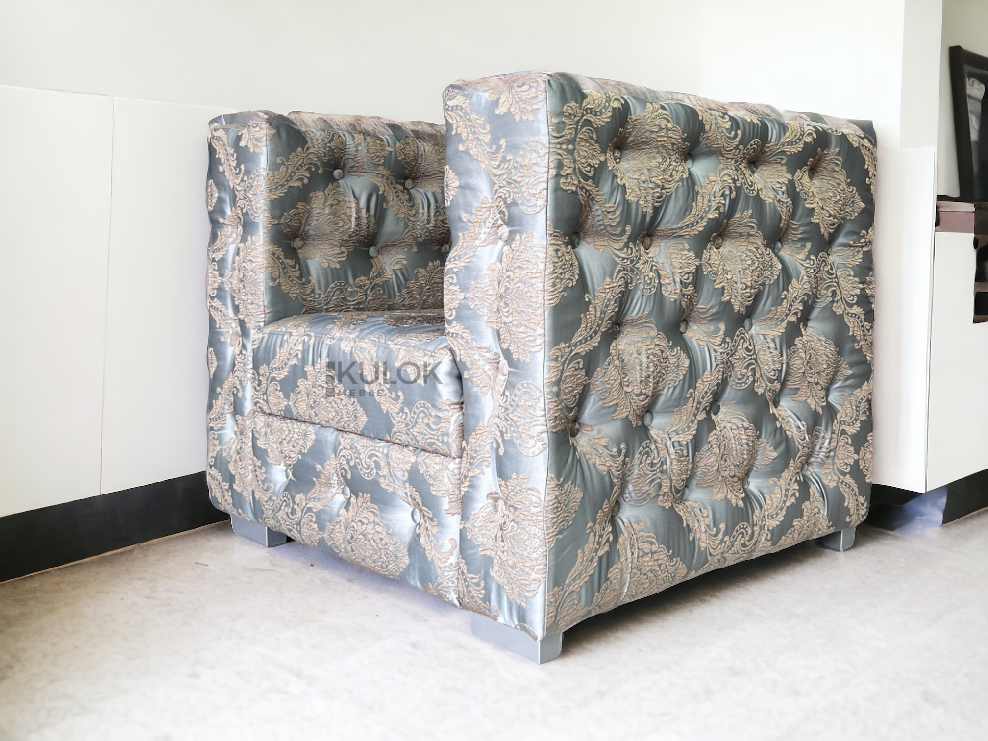 Designerski pikowany fotel w barokowym wzorze tkaniny Rocco 636 do klasycznego salonu